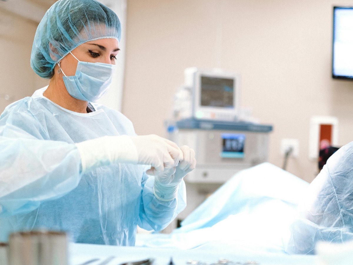 Equipe médicale rassurante dans un environnement clinique