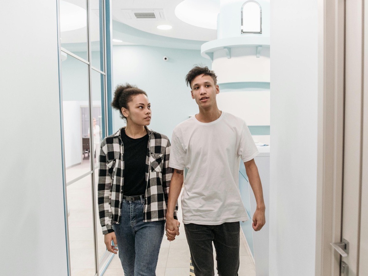 Professionnel de santé préparant un équipement