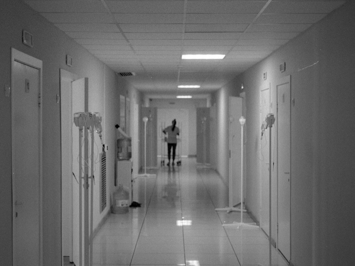 Equipe médicale souriante en environnement clinique