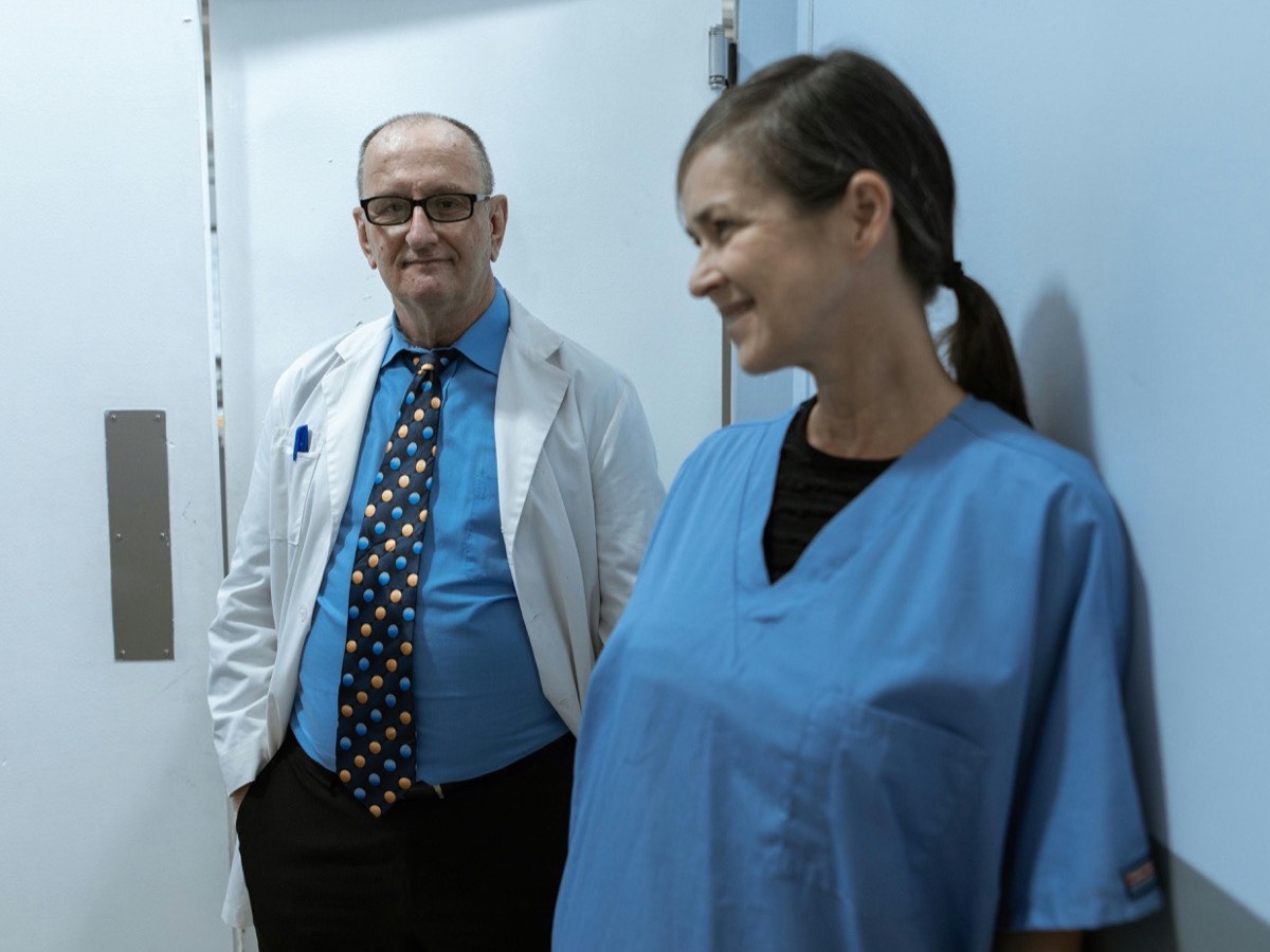 Infirmiers en discussion dans un service hospitalier